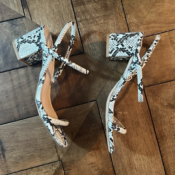 Steve Madden Snake Chunky Sandal Heel Comfortable Like New 38 7.5 like size - Picture 3 of 6